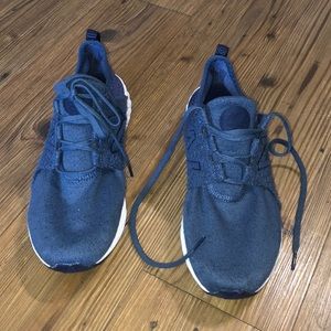 New balance tennis shoes